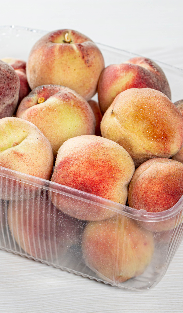 Персики с пластиковом контейнере 