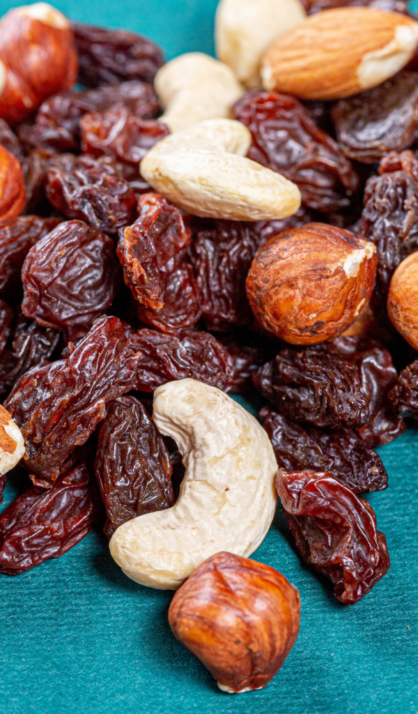 Изюм и орехи на голубом столе