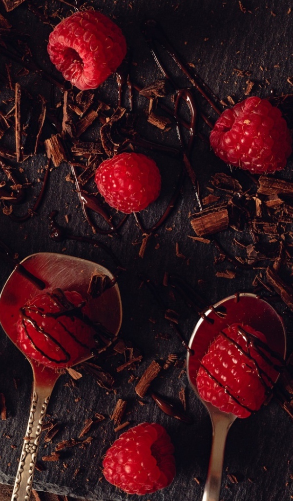 Малина на столе с шоколадной стружкой 