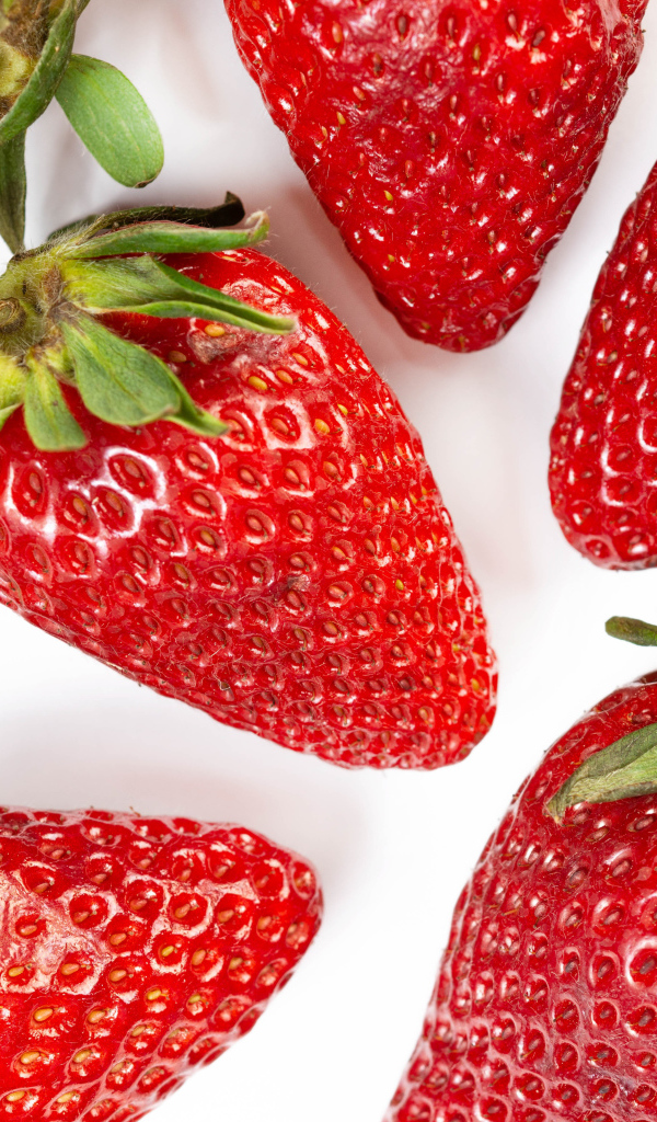 Красная клубника на белом фоне крупным планом