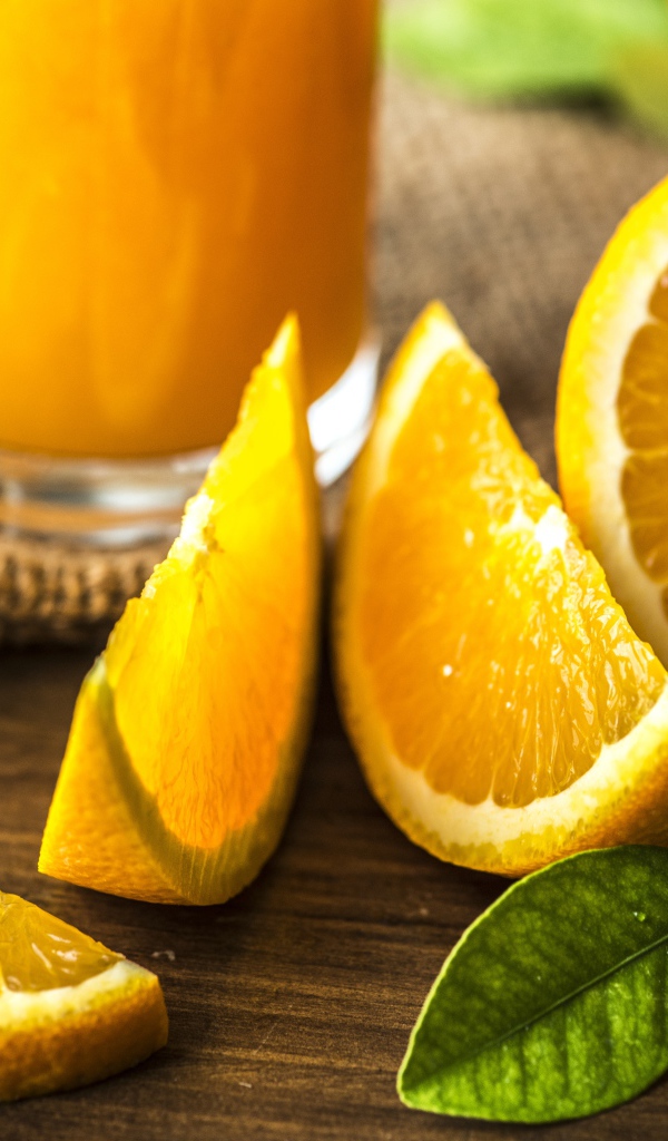 Спелые сочные куски апельсина на столе