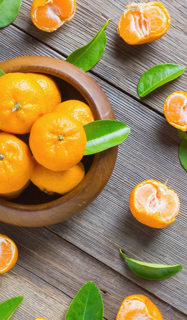 Спелые оранжевые мандарины на деревянном столе вид сверху