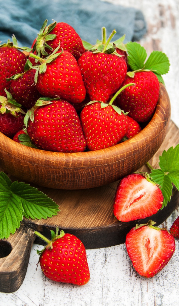 Спелая клубника на столе в деревянной миске