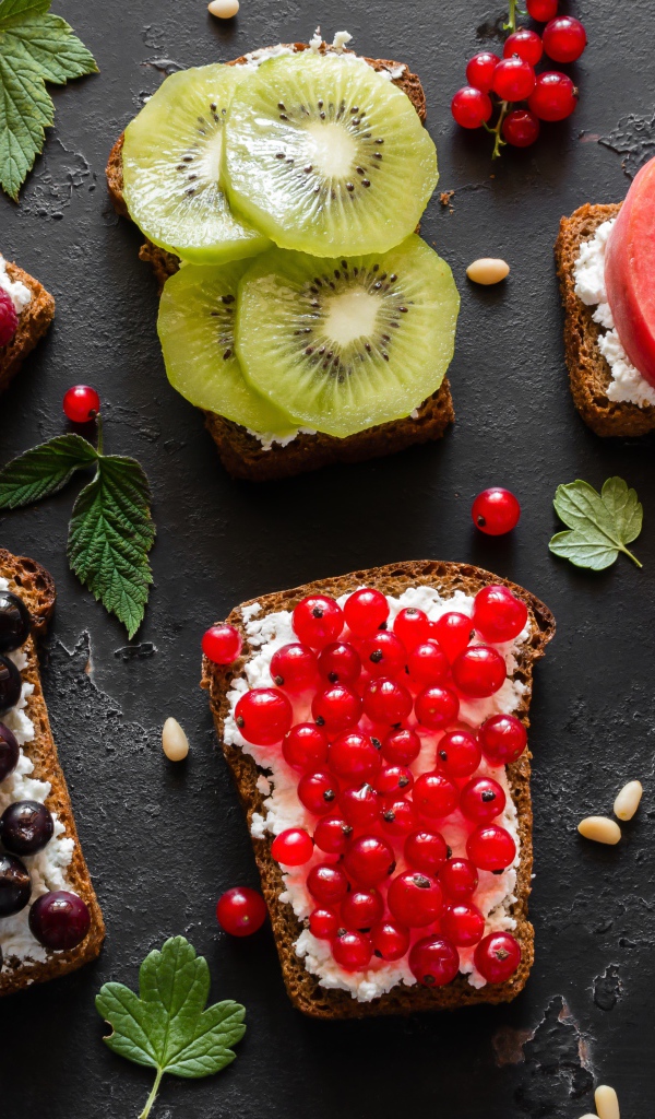 Бутерброды с творогом, ягодами и фруктами