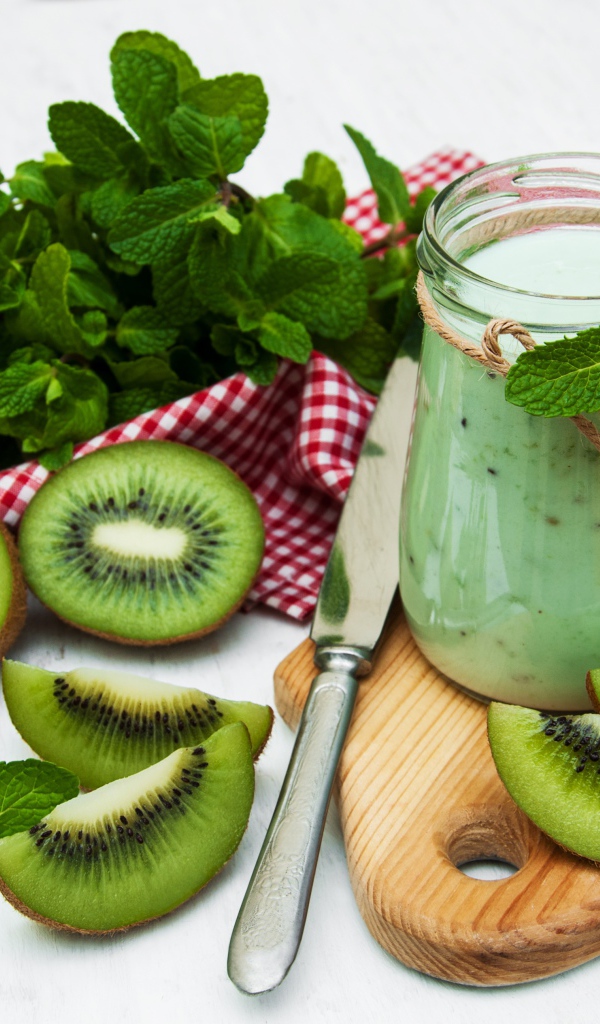 Смузи на столе с киви и мятой 
