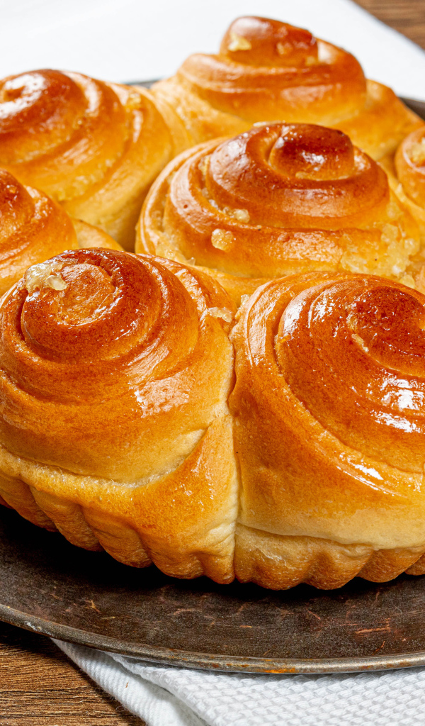 Аппетитные свежие булочки на столе