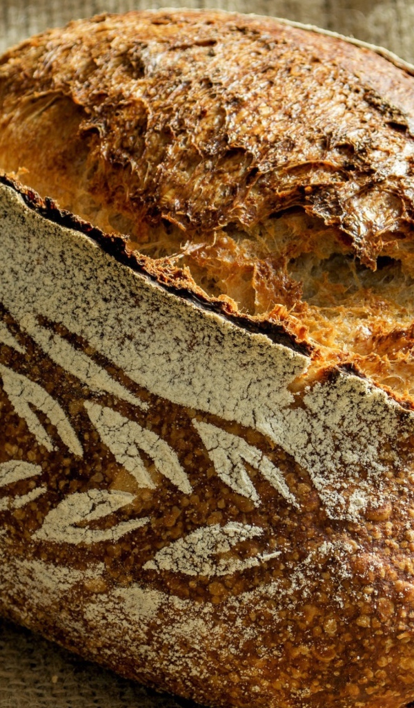 Свежий красивый хлеб с рисунком