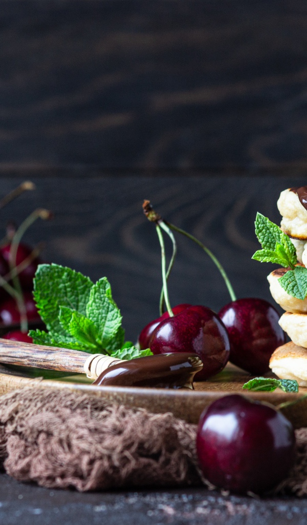 Оладьи с шоколадом и ягодами черешни 