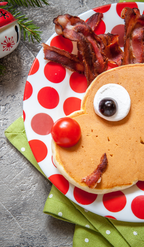 Оладьи на тарелке с беконом на новый год 
