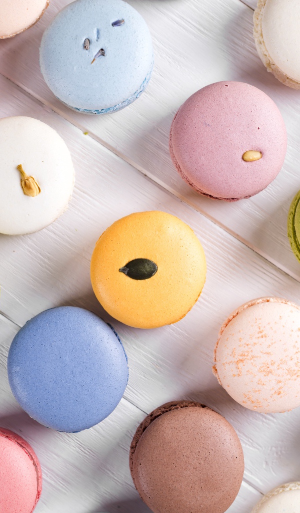 Много разноцветного печенья макарон на столе