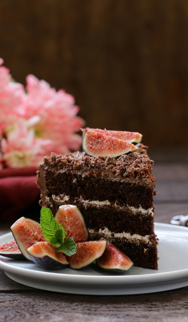 Кусок торта на тарелке с инжиром 