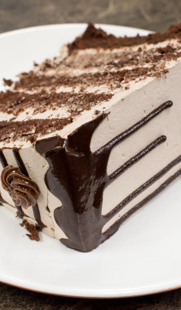 Кусок торта с кремом на белой тарелке