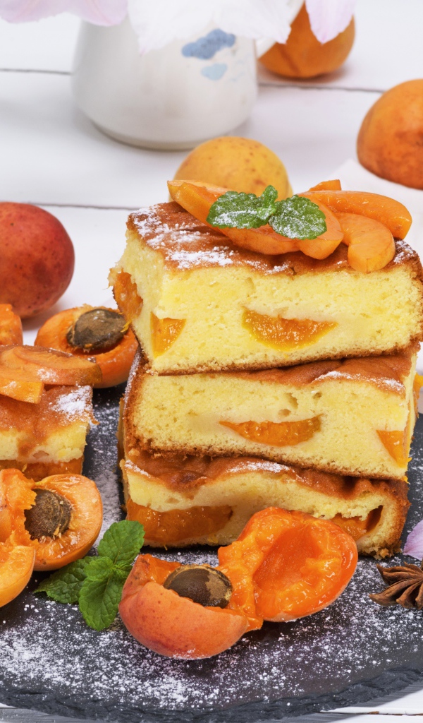 Аппетитный пирог с абрикосами на столе