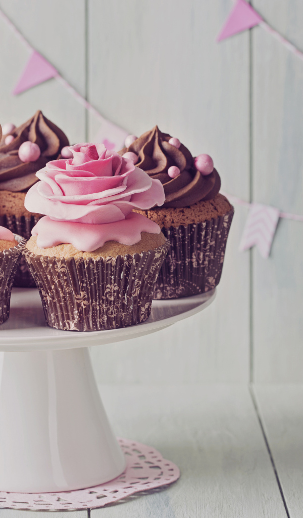 Аппетитные красивые праздничные кексы с кремом