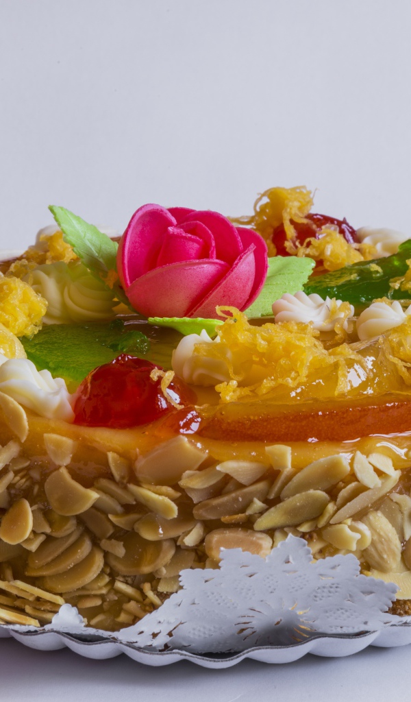 Аппетитный торт с орехами на сером фоне