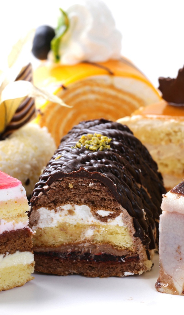 Аппетитные пирожные на белом фоне