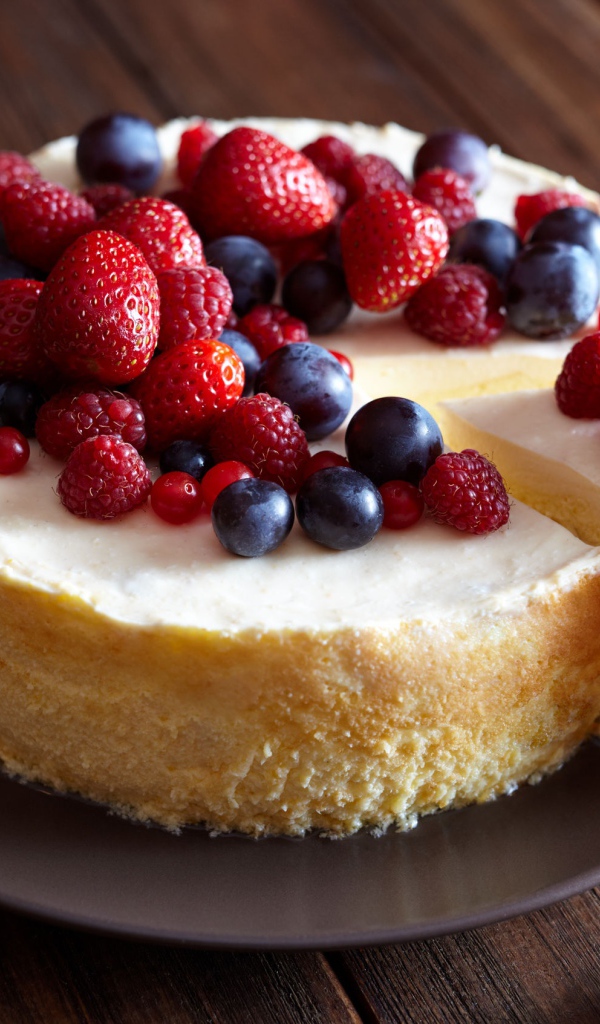 Аппетитный чизкейк с ягодами красной смородины, малины, клубники и черники