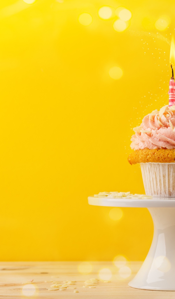 Аппетитный кекс с кремом и одной свечкой, шаблон для открытки на день рождения