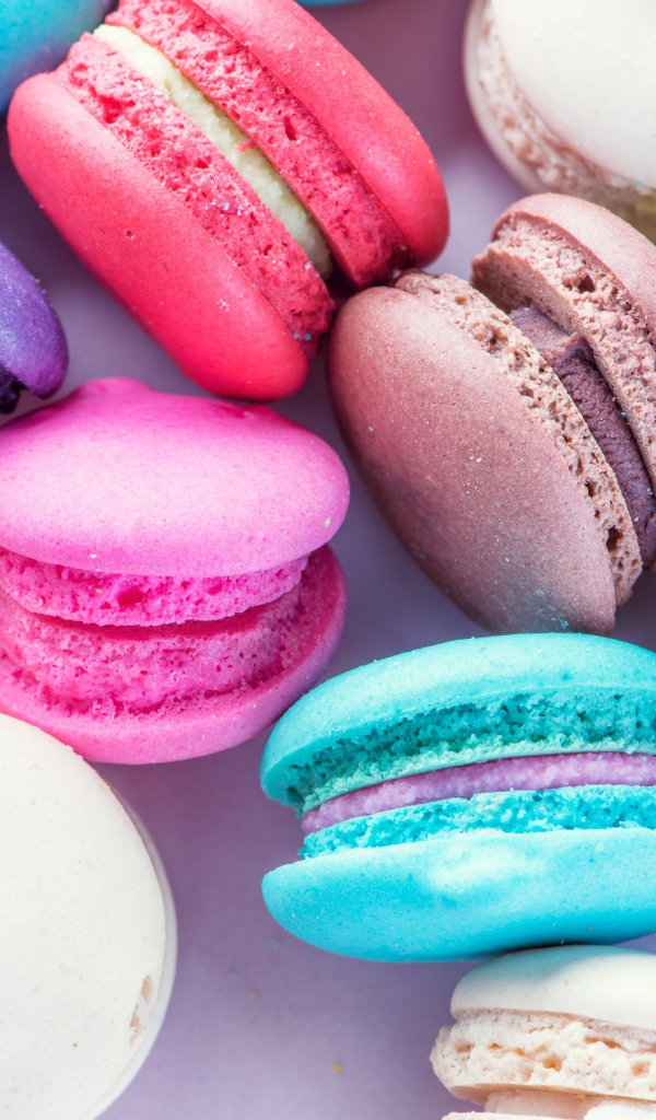 Аппетитные вкусные разноцветный десерт макарун