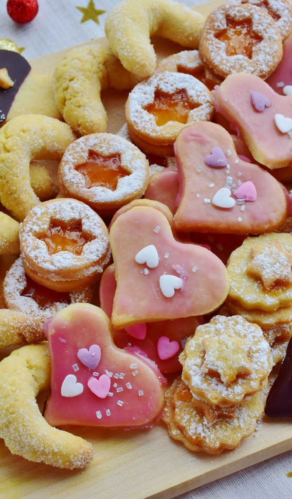 Аппетитное разное сахарное печенье на столе