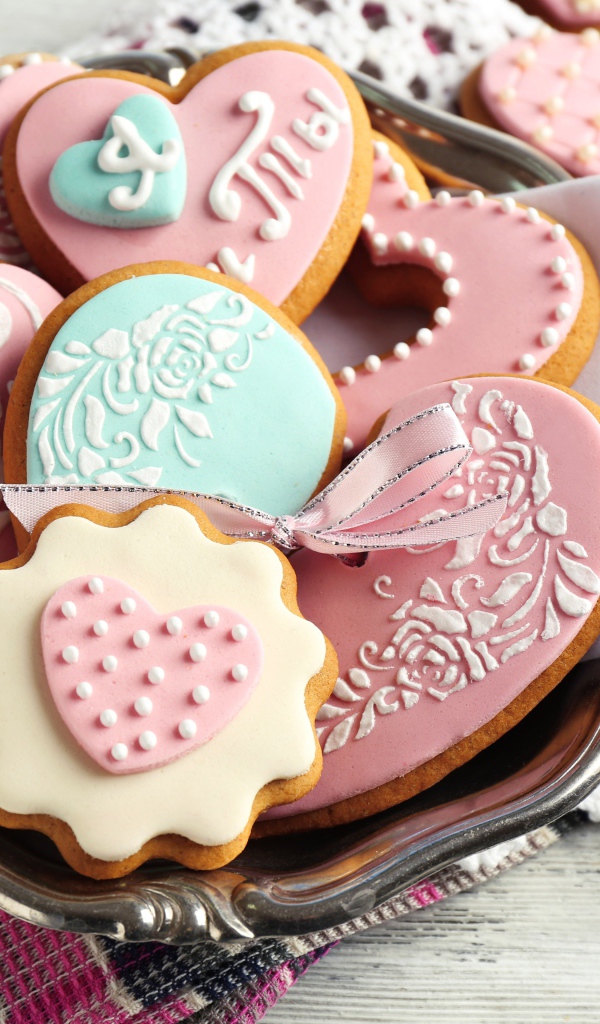 Аппетитное печенье в форме сердца с сахарной глазурью  для любимой