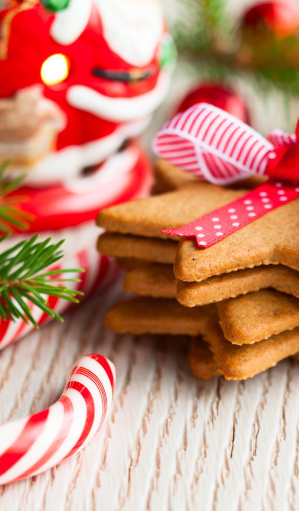 Аппетитное печенье звездочки на столе с украшениями на Рождество