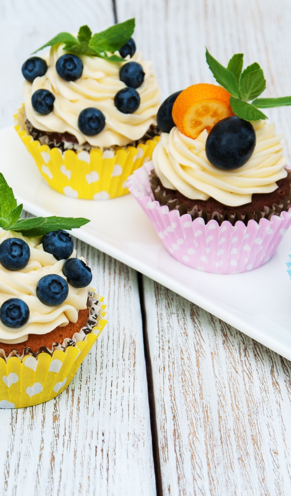 Аппетитные сладкие кексы с ягодами и сливочным кремом