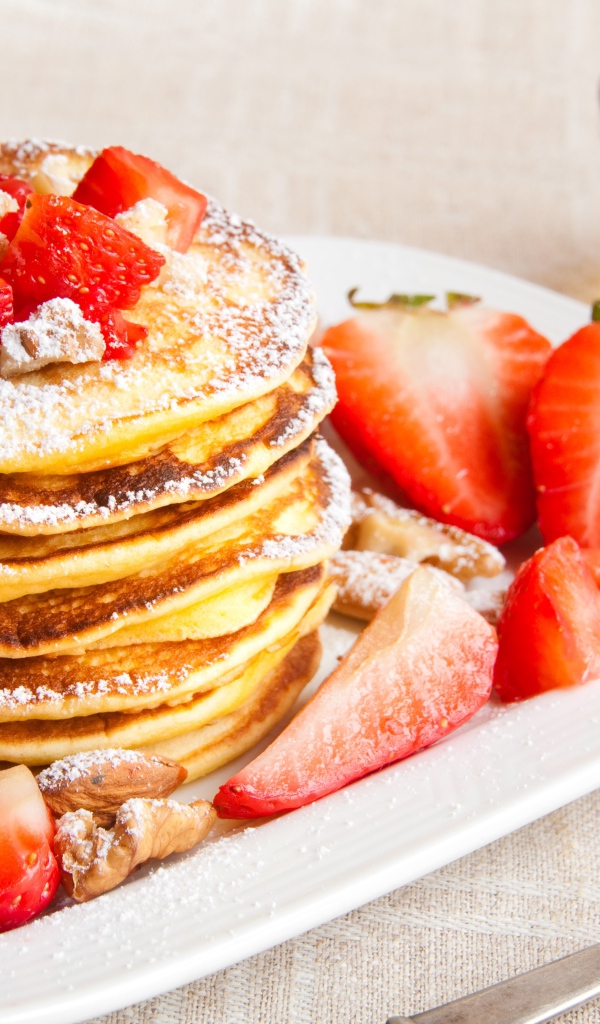 Аппетитные сладкие оладьи с сахарной пудрой и клубникой
