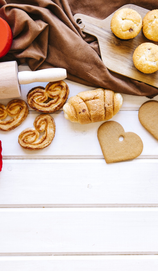 Аппетитная сладкая выпечка на столе с кофе, сердечками и подарками 