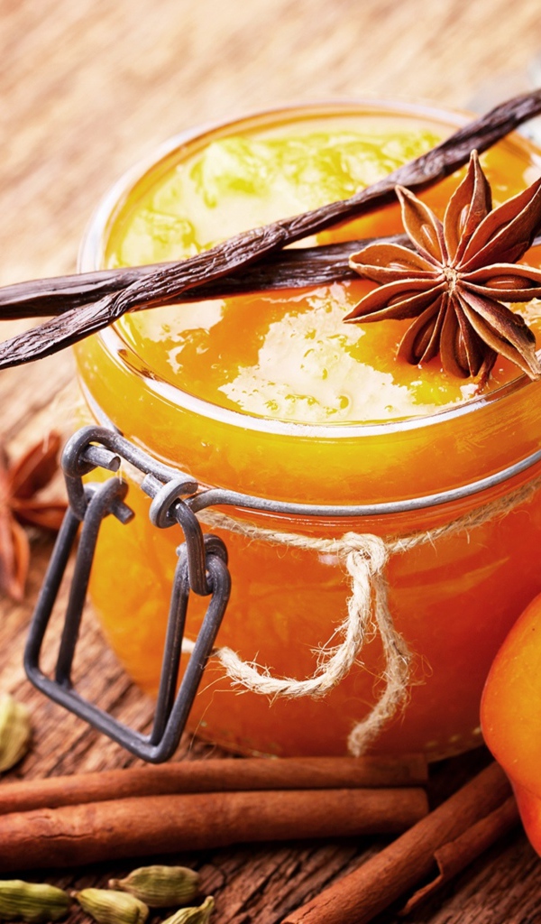 Абрикосовый джем на столе с ванилью, корицей и бадьяном 