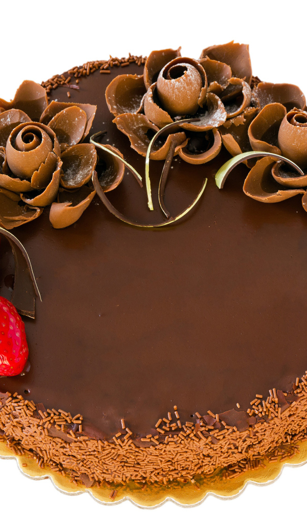 Красивый торт с шоколадными цветами на белом фоне