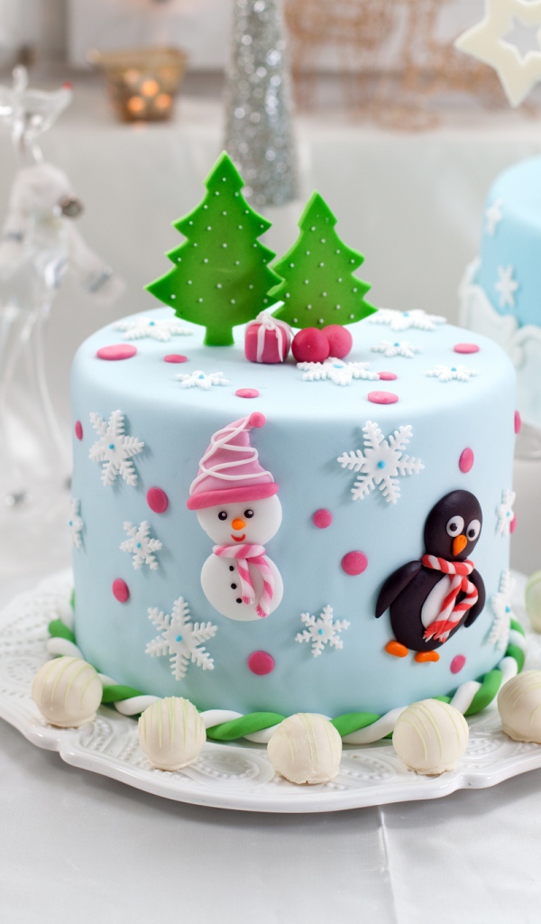 Красивые торты на столе на Новый год 