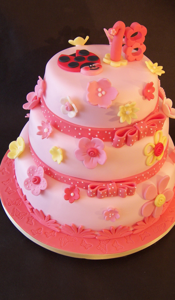Красивый розовый торт с цветами 