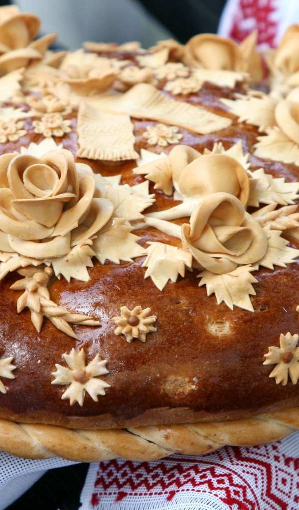 Красивый свадебный каравай на рушнике