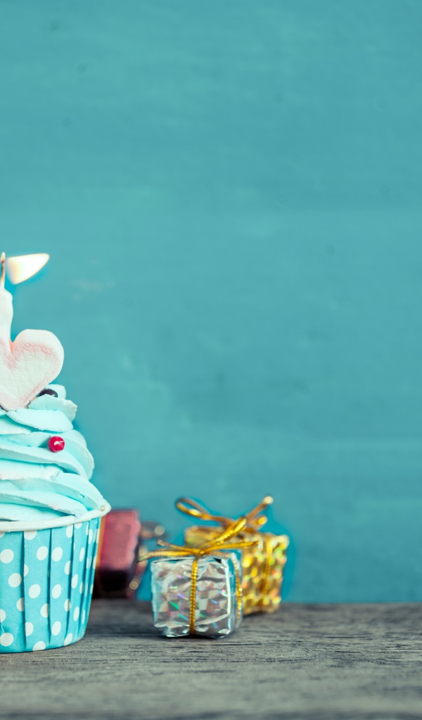 Капкейк с голубым кремом и маленькими подарками