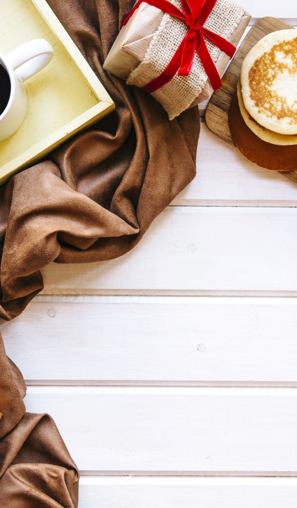 Завтрак с подарками, сердечками и розой для любимой 