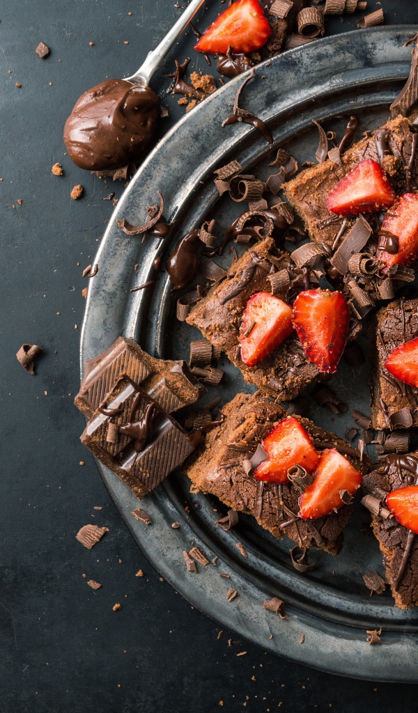 Десерт брауни с шоколадом и клубникой