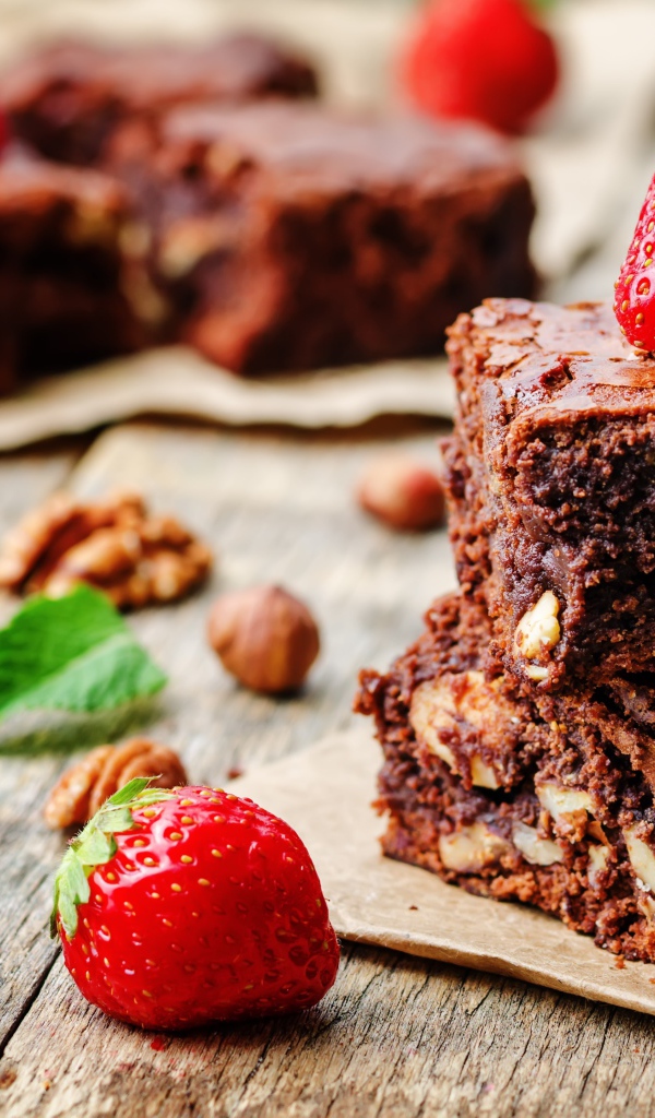 Брауни с орехами и свежими ягодами клубники
