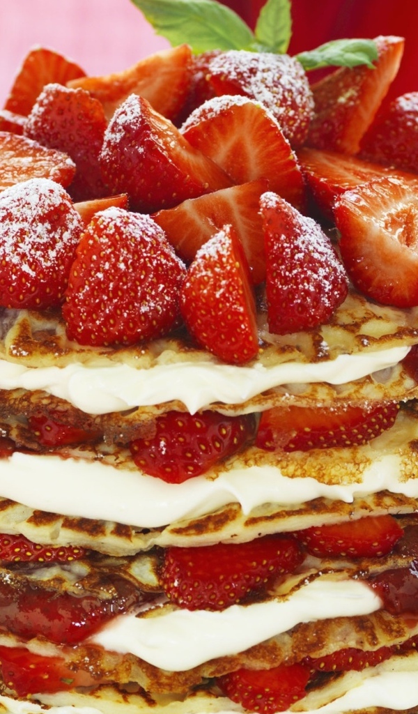 Торт из оладьей с клубникой, джемом и сметаной
