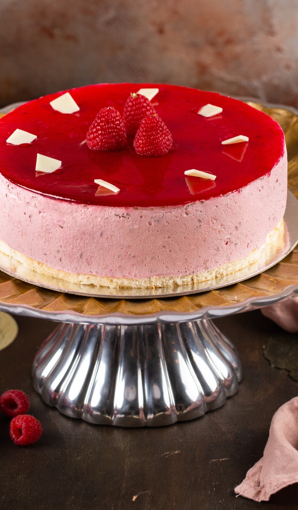 Торт суфле с ягодами малины на большой вазе 