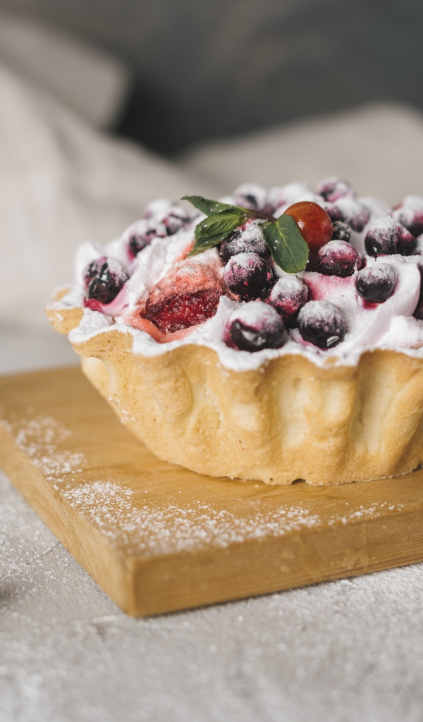 Пирог с ягодами и сахарной пудрой 