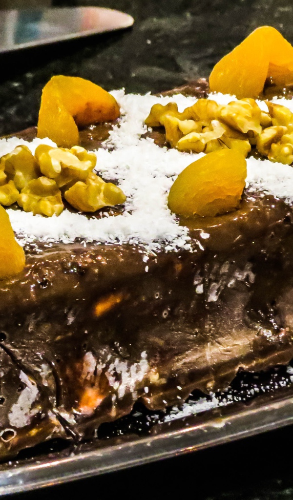 Торт с шоколадом, курагой и грецкими орехами