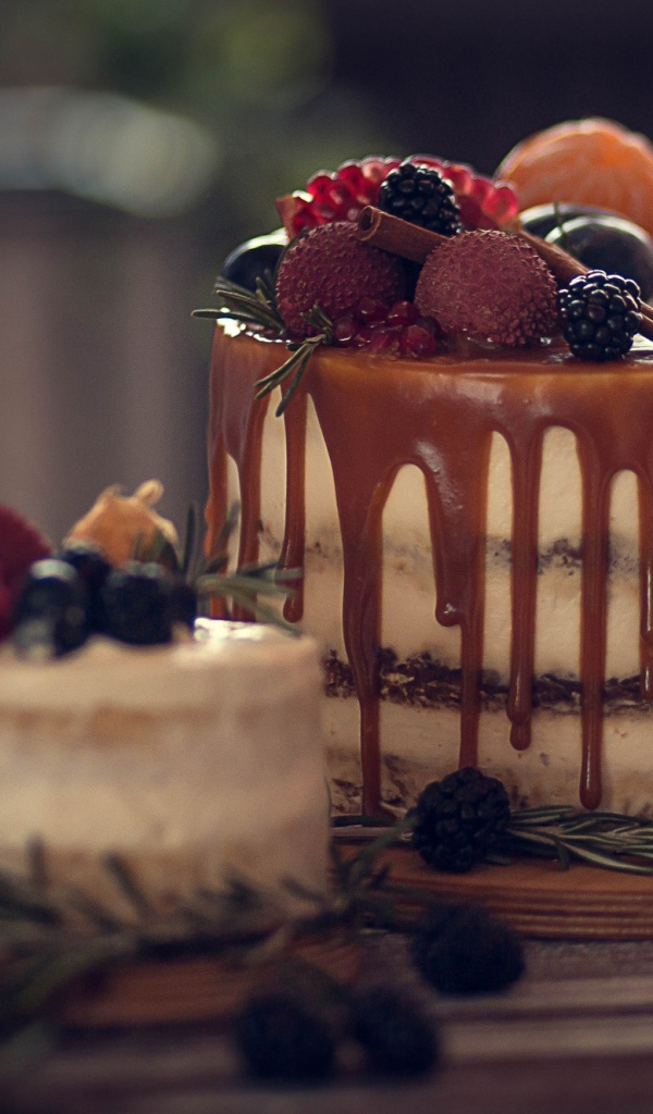 Торт с шоколадной глазурью и ягодами 