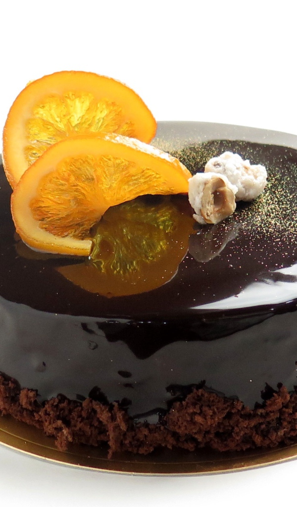 Торт с шоколадной глазурью и апельсинами на белом фоне