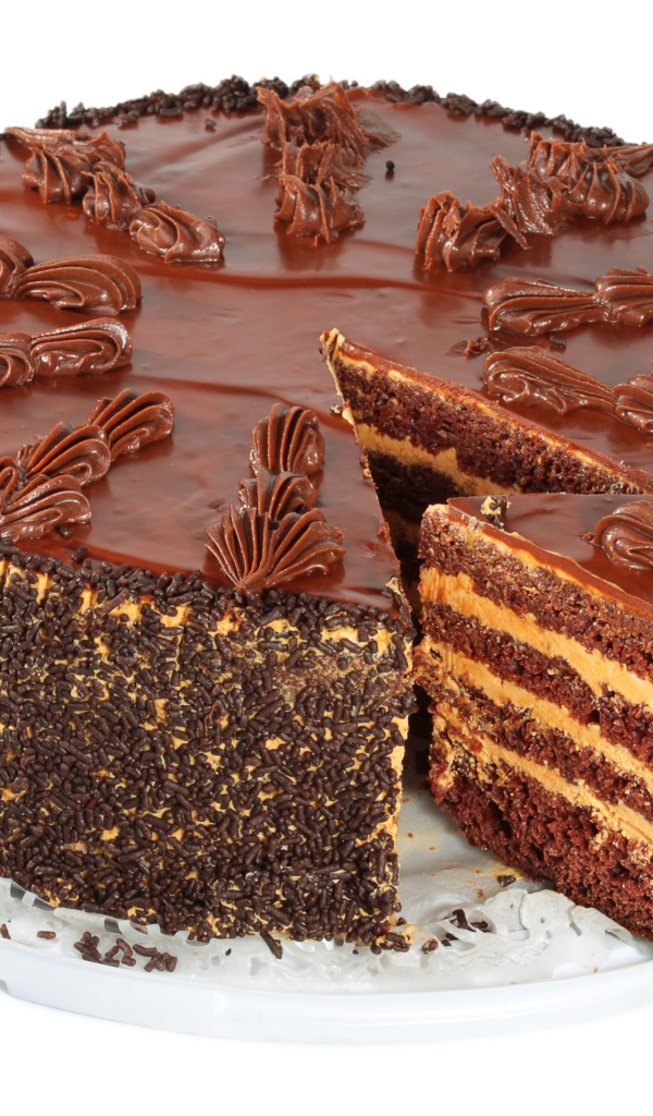 Торт с шоколадом на белом фоне