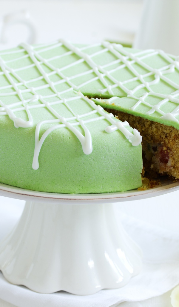 Торт с зеленой мастикой на подносе 