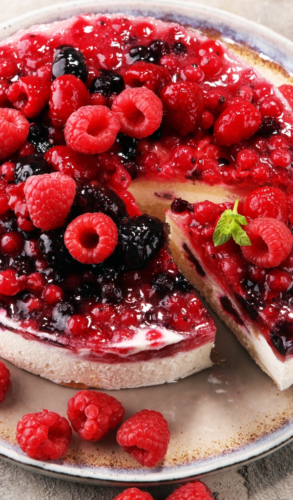 Чизкейк с джемом и ягодами малины, смородины и ежевики вид сверху