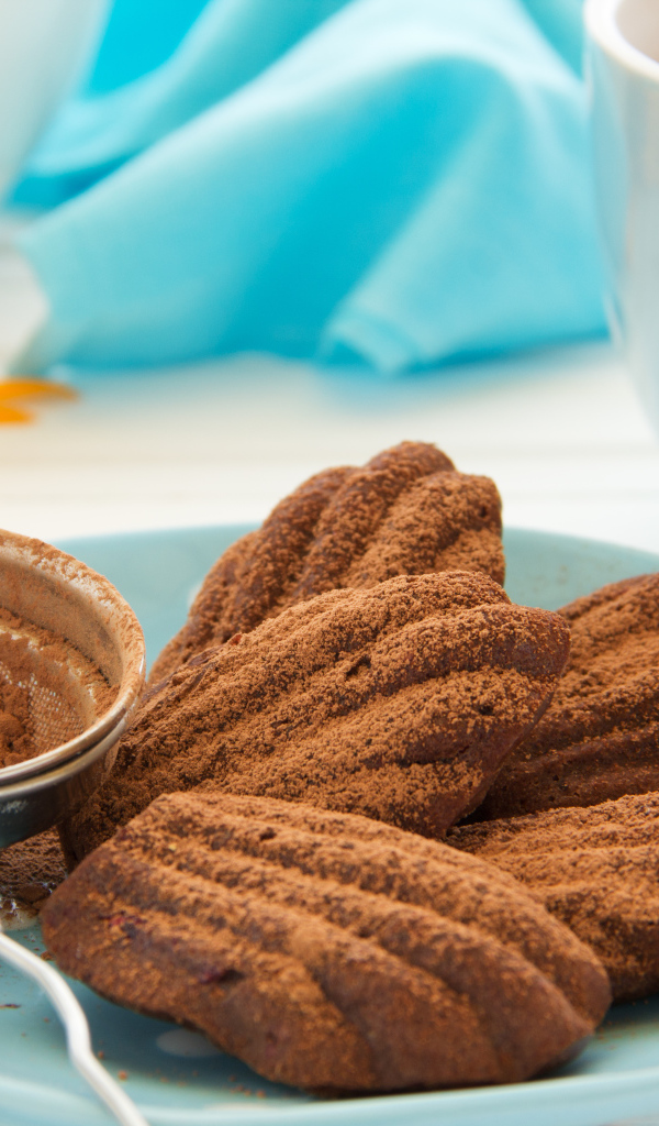 Шоколадное печенье с какао на столе с чаем 