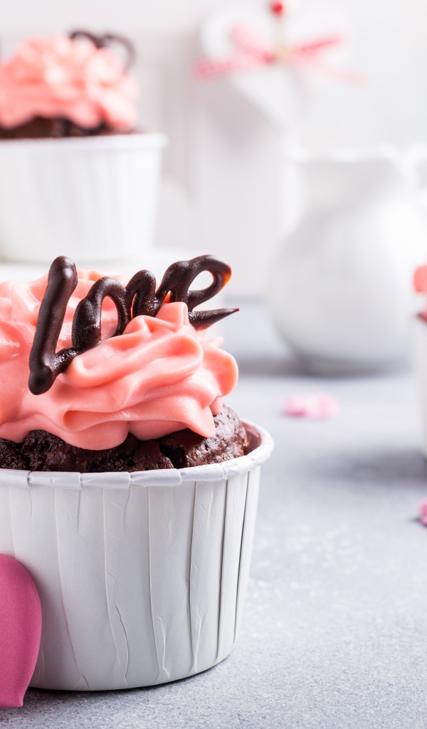 Шоколадные кексы с клубничным кремом 