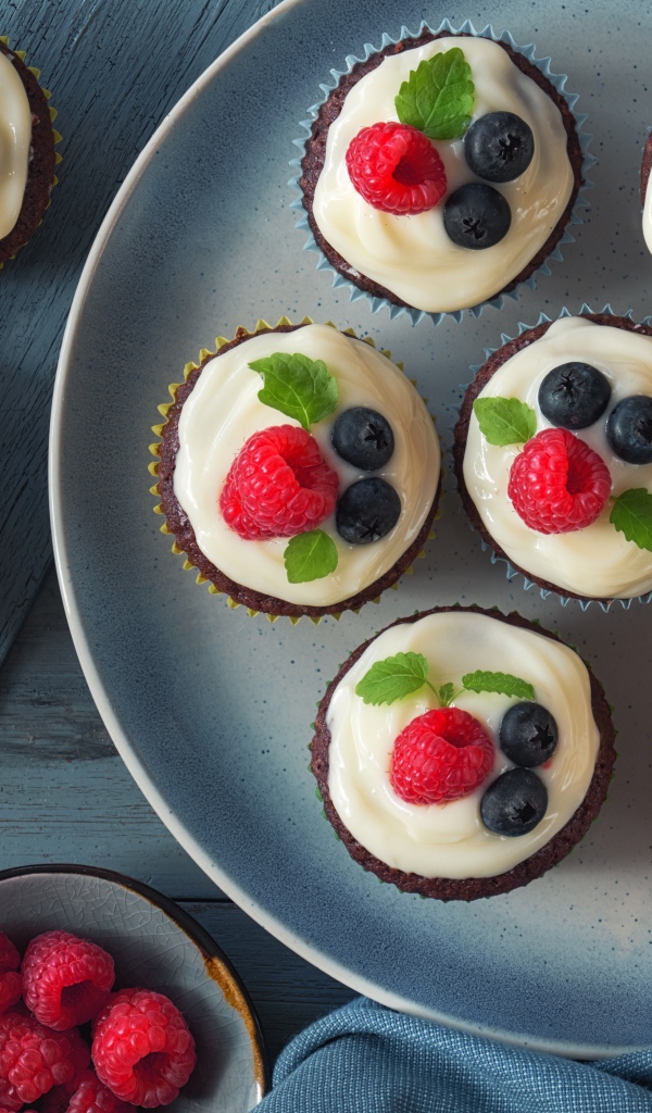 Шоколадные кексы с белым кремом и ягодами черники и малины